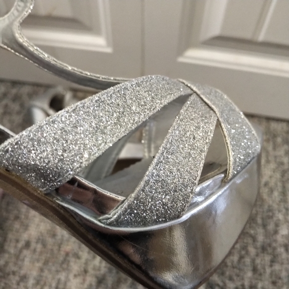 9 NWT Diva Lounge Lorane silver glitter strappy stiletto heels cut out zipper - Picture 5 of 10